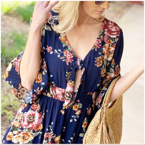 ✨LAST ONE✨Navy floral tie front romper - Picture 4 of 4
